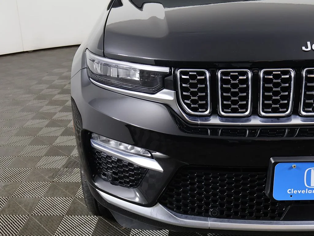 Used 2023 Diamond Black Jeep Summit Reserve image 17