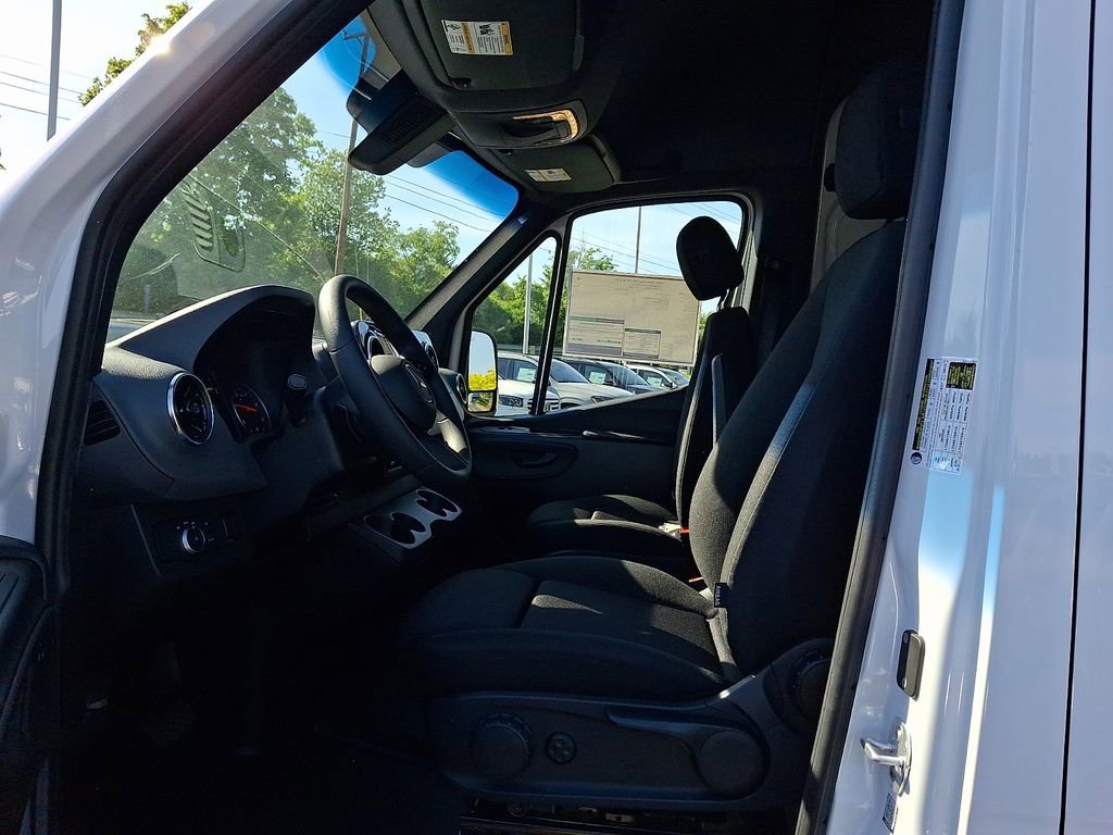 New 2026 Arctic White Mercedes-Benz Cargo 170 WB image 33