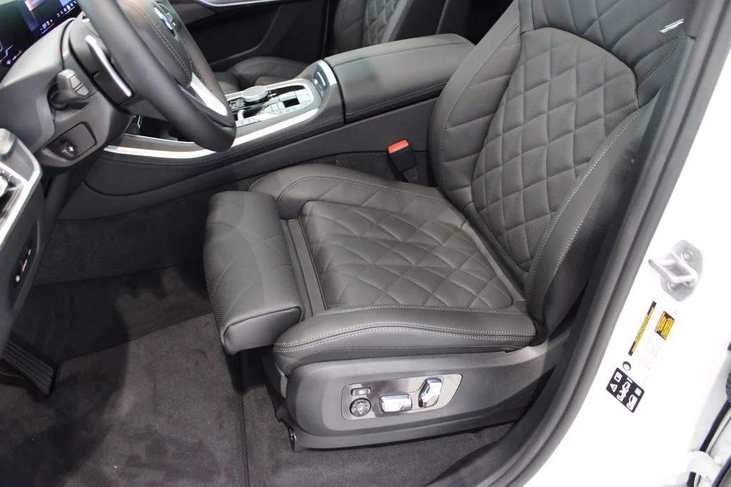 New 2026 Mineral White Metallic BMW xDrive40i image 9
