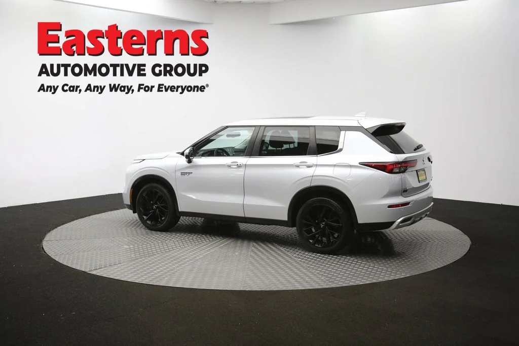 Used 2023 White Mitsubishi SE image 63