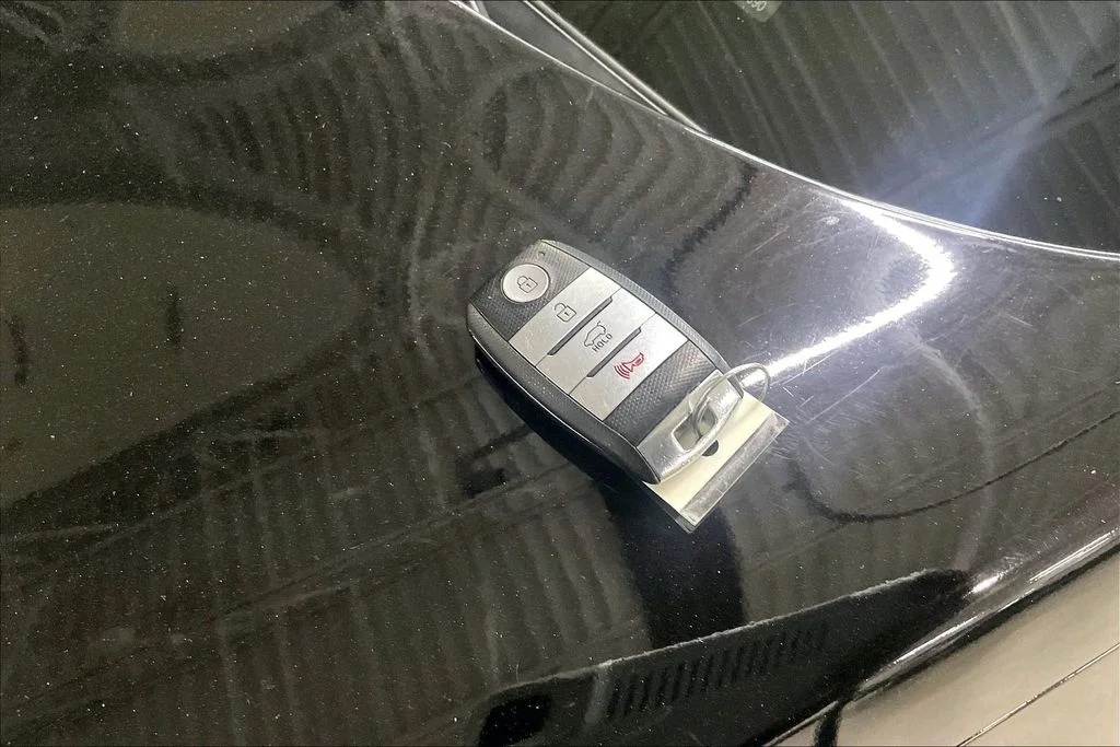 Used 2017 Red Kia EX image 11