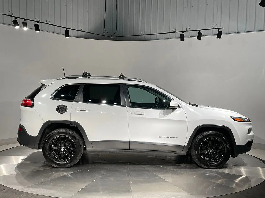 Used 2017 White Jeep Latitude image 10