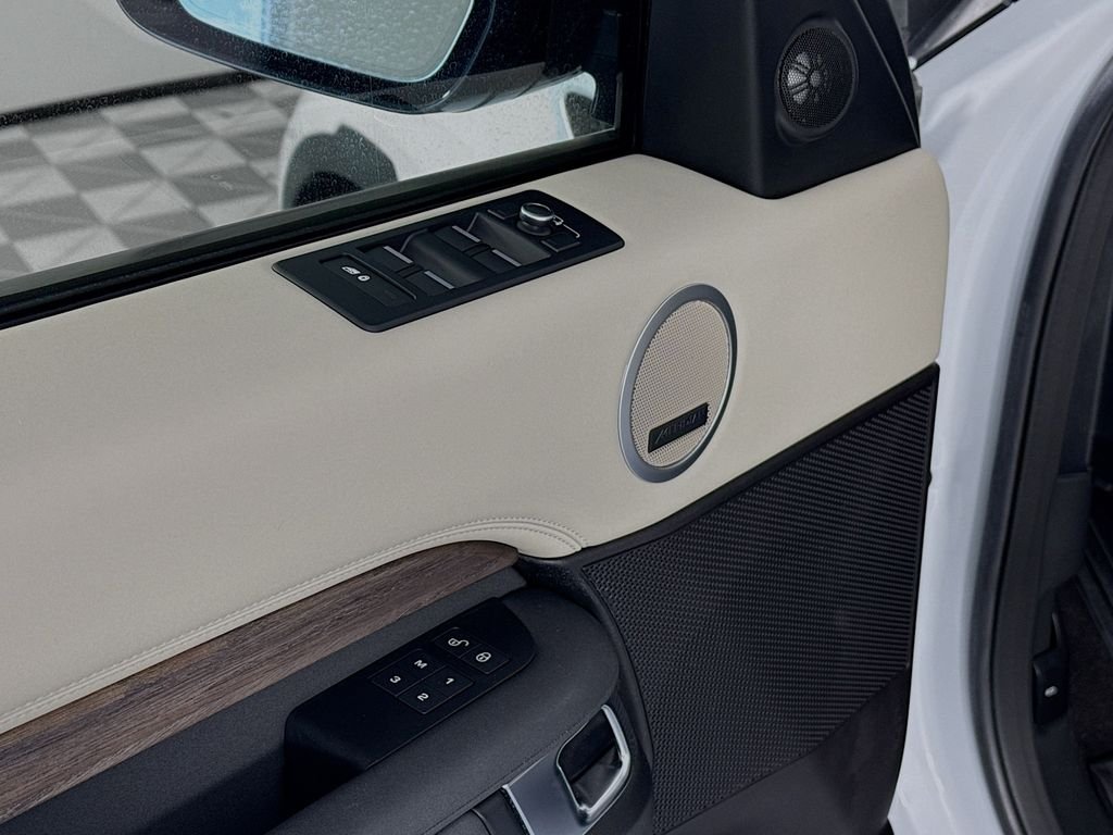 Used 2018 White Land Rover HSE image 19