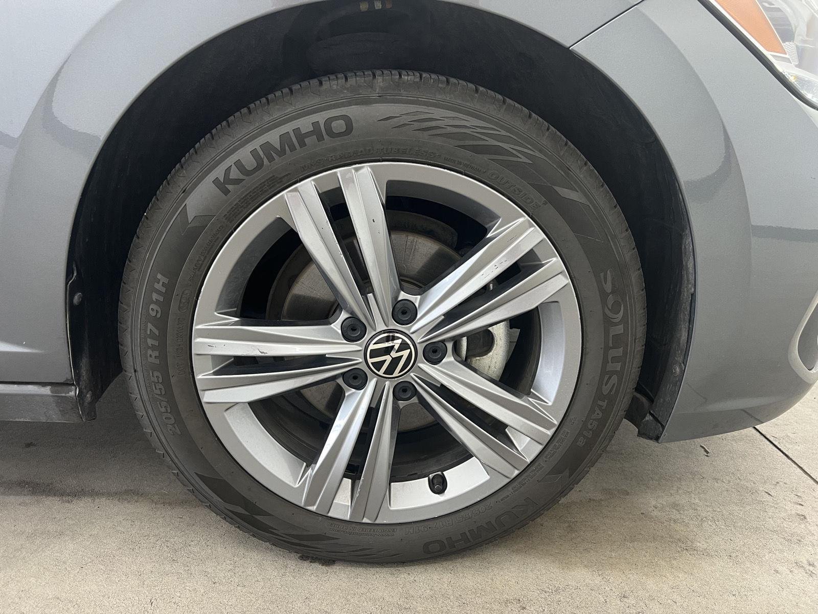 Used 2024 Platinum Gray Metallic Volkswagen SE image 8