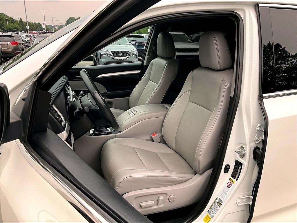 Used 2019 White Toyota XLE image 10