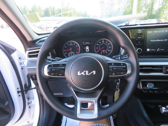 Used 2022 Glacial White Pearl Kia LX image 26