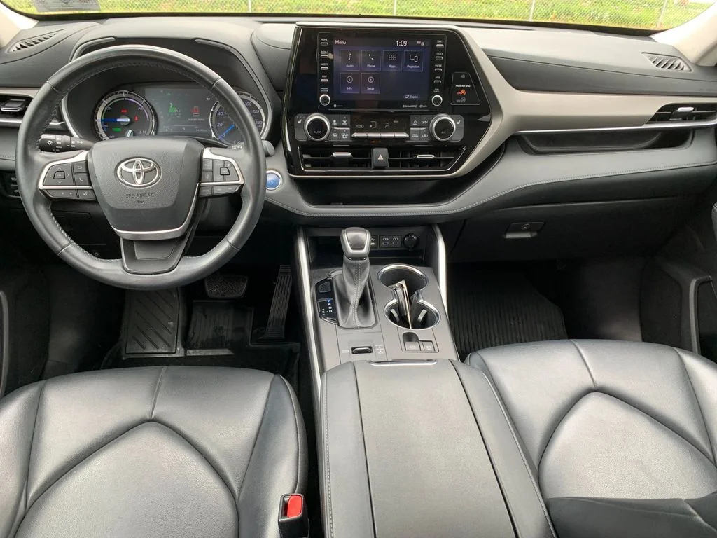 Used 2022 Silver Toyota XLE image 16