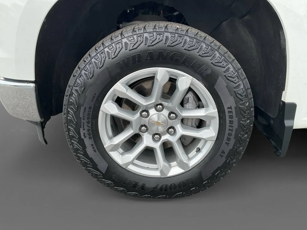 Used 2023 SUMMIT WHITE Chevrolet LT image 13