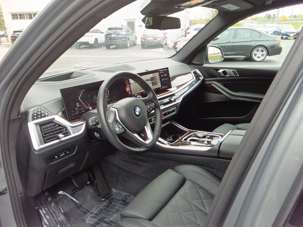 Used 2026 Skyscraper Grey Metallic BMW xDrive40i image 13