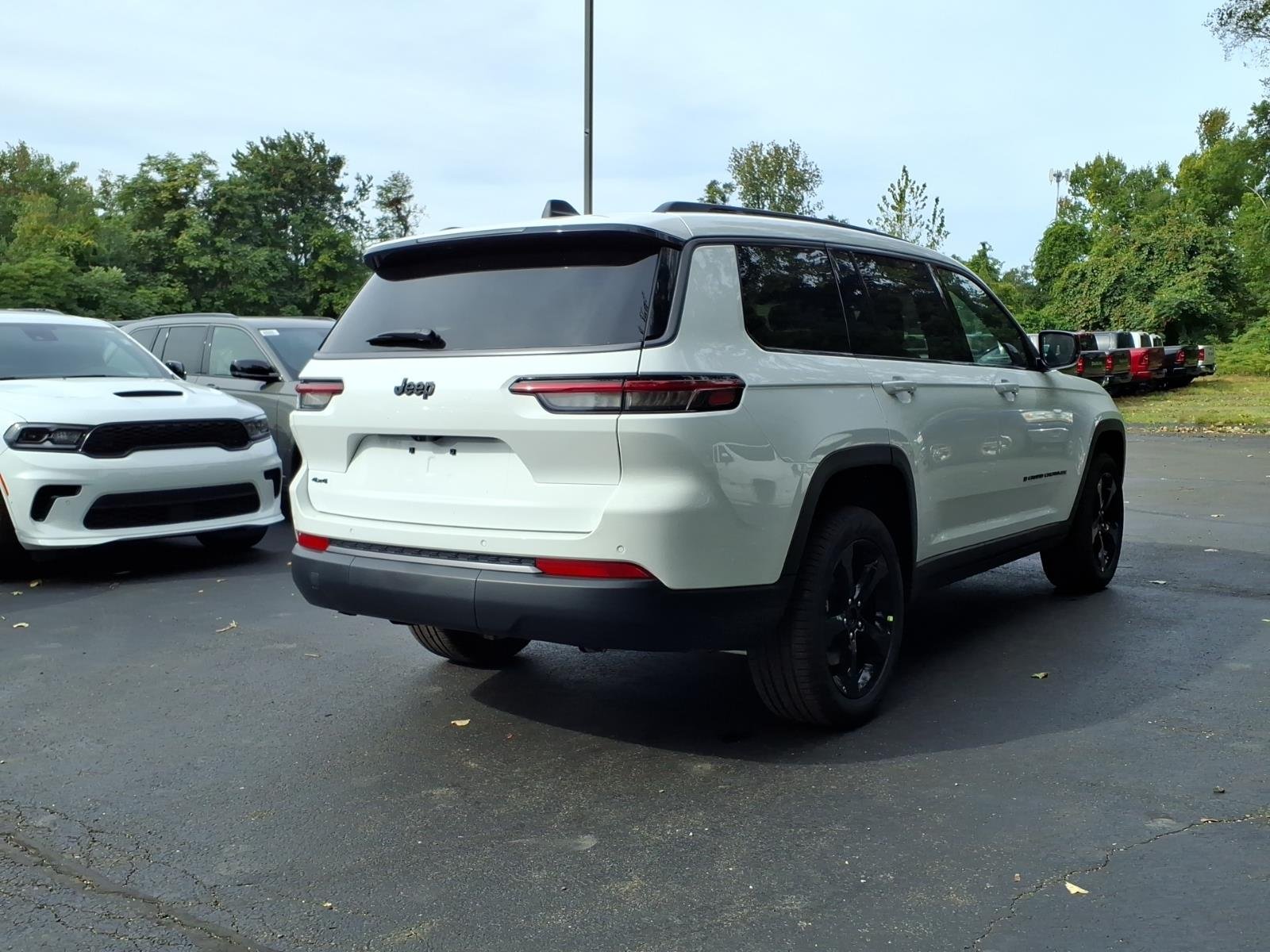 New 2027 Bright White Clear-Coat Paint Jeep Limited image 4