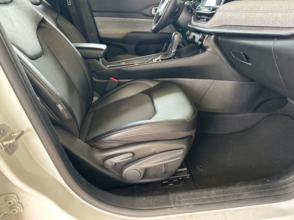Used 2024 White Jeep Latitude image 26