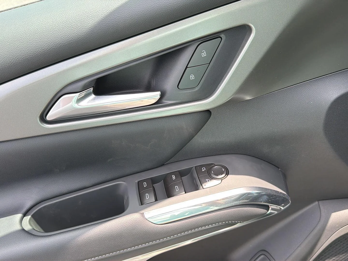 New 2026 Sterling Gray Metallic Chevrolet FWD LT image 32