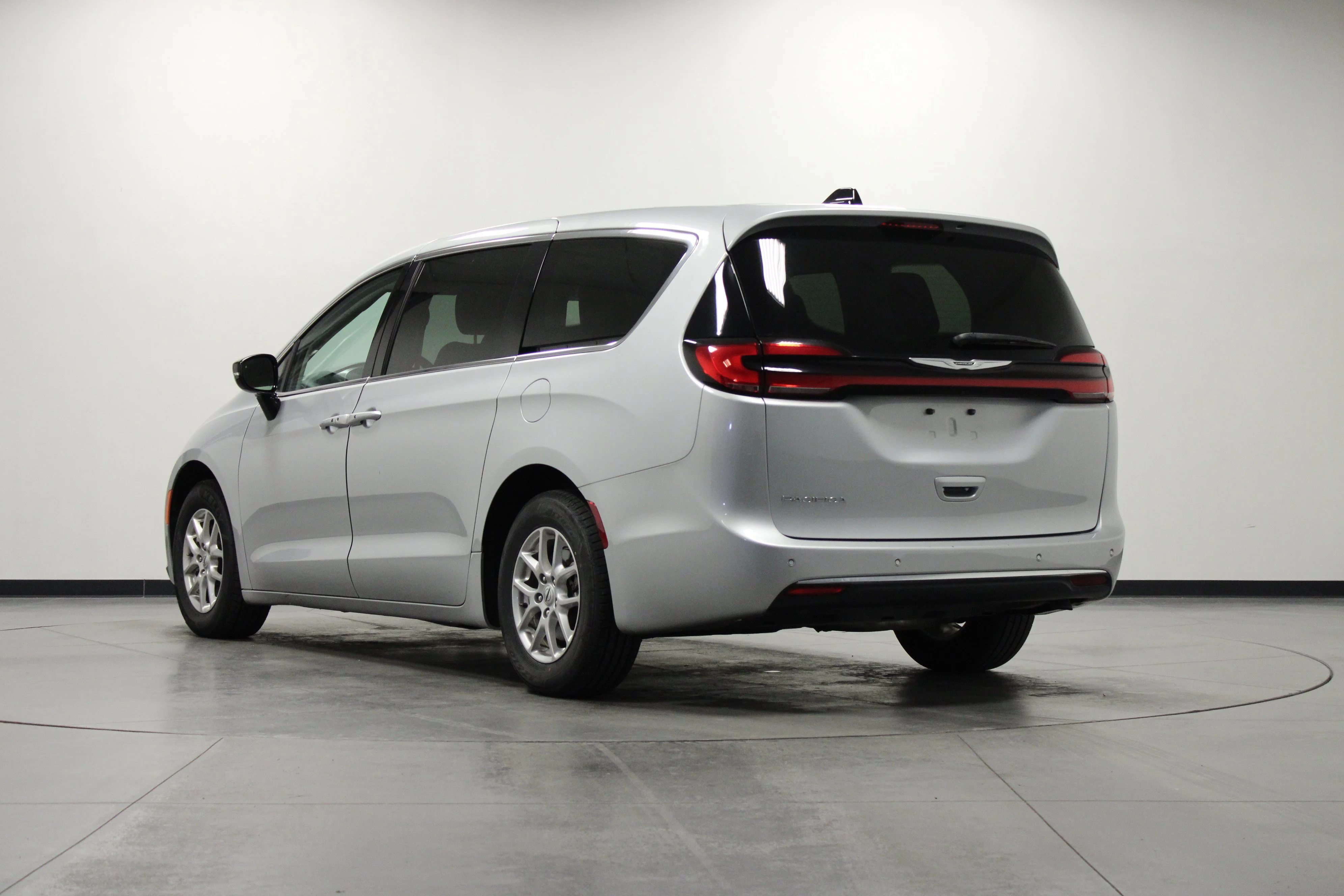 Used 2024 Silver Mist Clearcoat Chrysler Touring L image 6