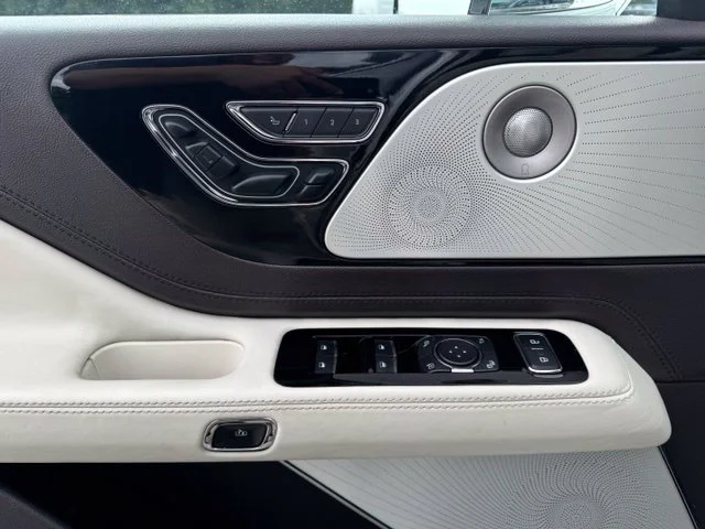Used 2020 White Lincoln Black Label Grand Touring image 21