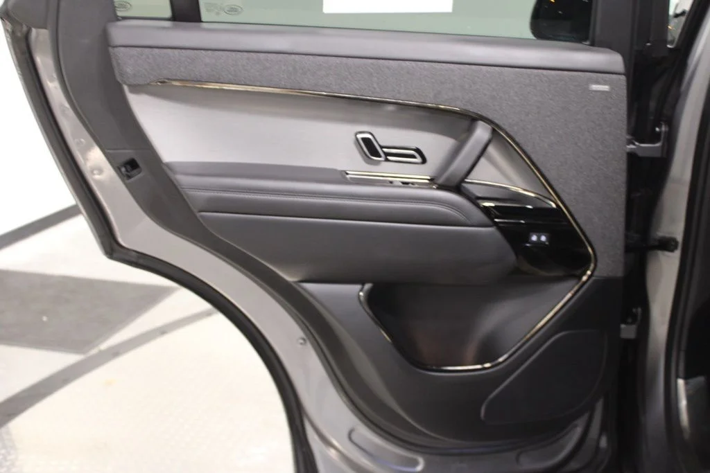Used 2024  Land Rover Dynamic SE image 37