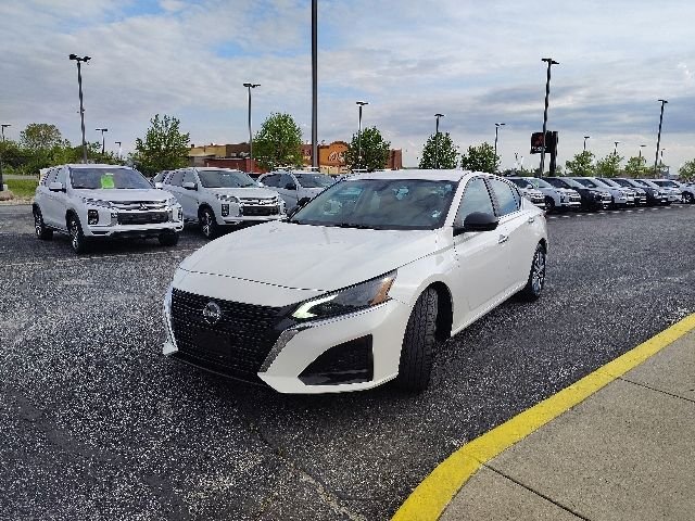 Used 2025 White Nissan 2.5 SV image 3