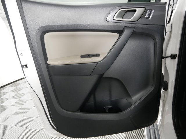 Used 2019 White Platinum Tri-Coat Ford Crew Cab LARIAT w/ FX4 Off-Road Pkg & Technology Pkg image 11