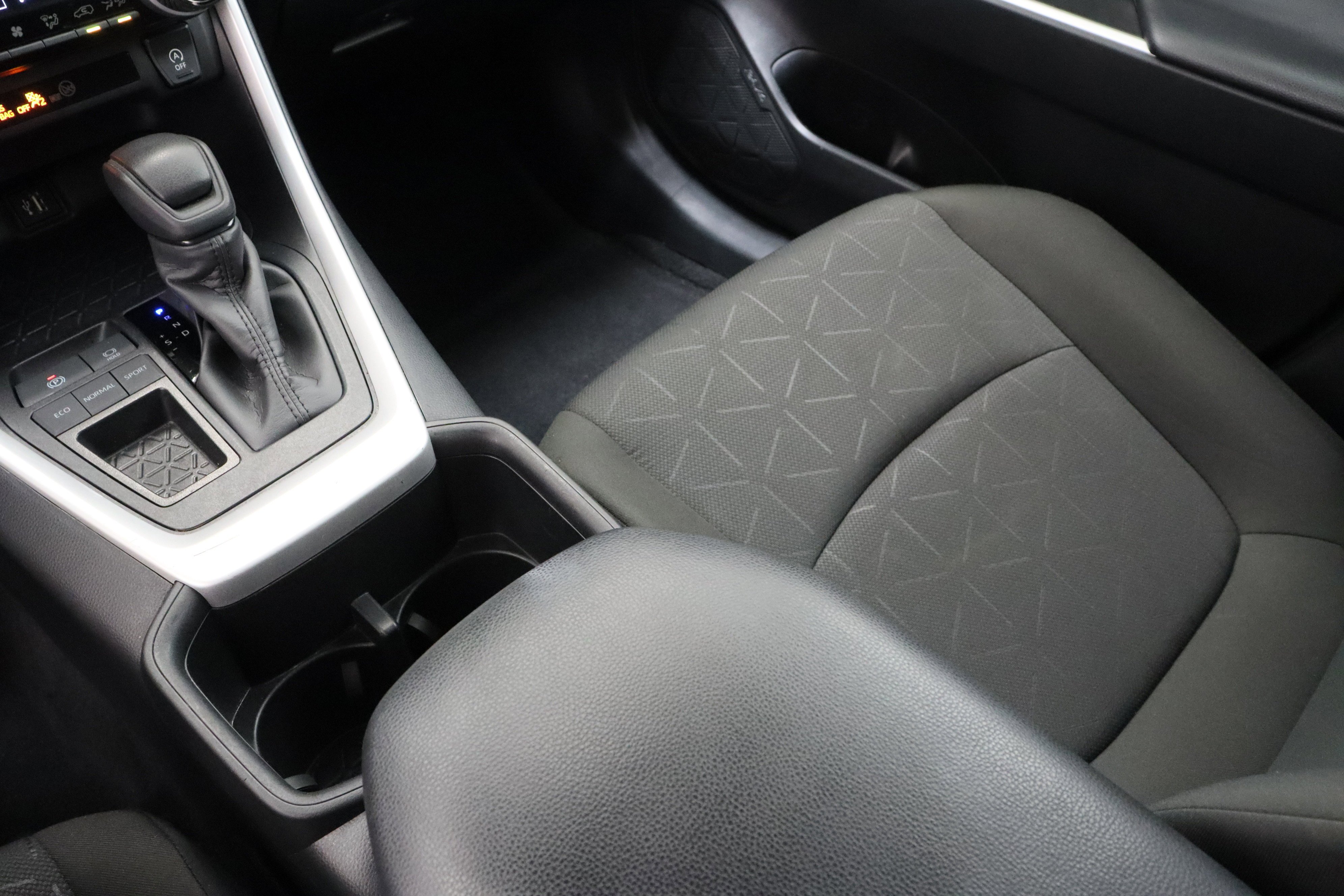 Used 2025 Silver Sky Metallic Toyota XLE 2.5L image 17