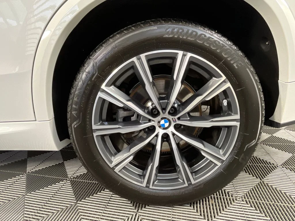 Used 2024 White BMW xDrive40i image 16