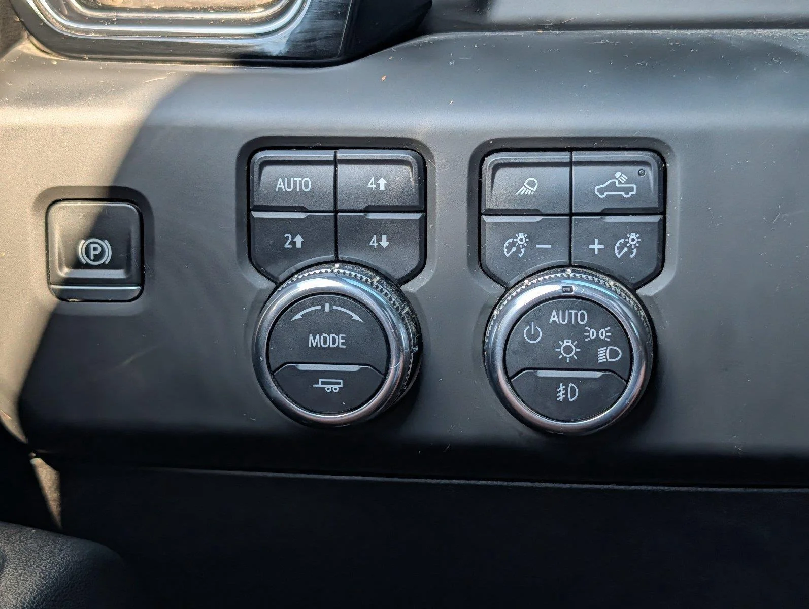 Used 2025 Summit White GMC AT4 image 31