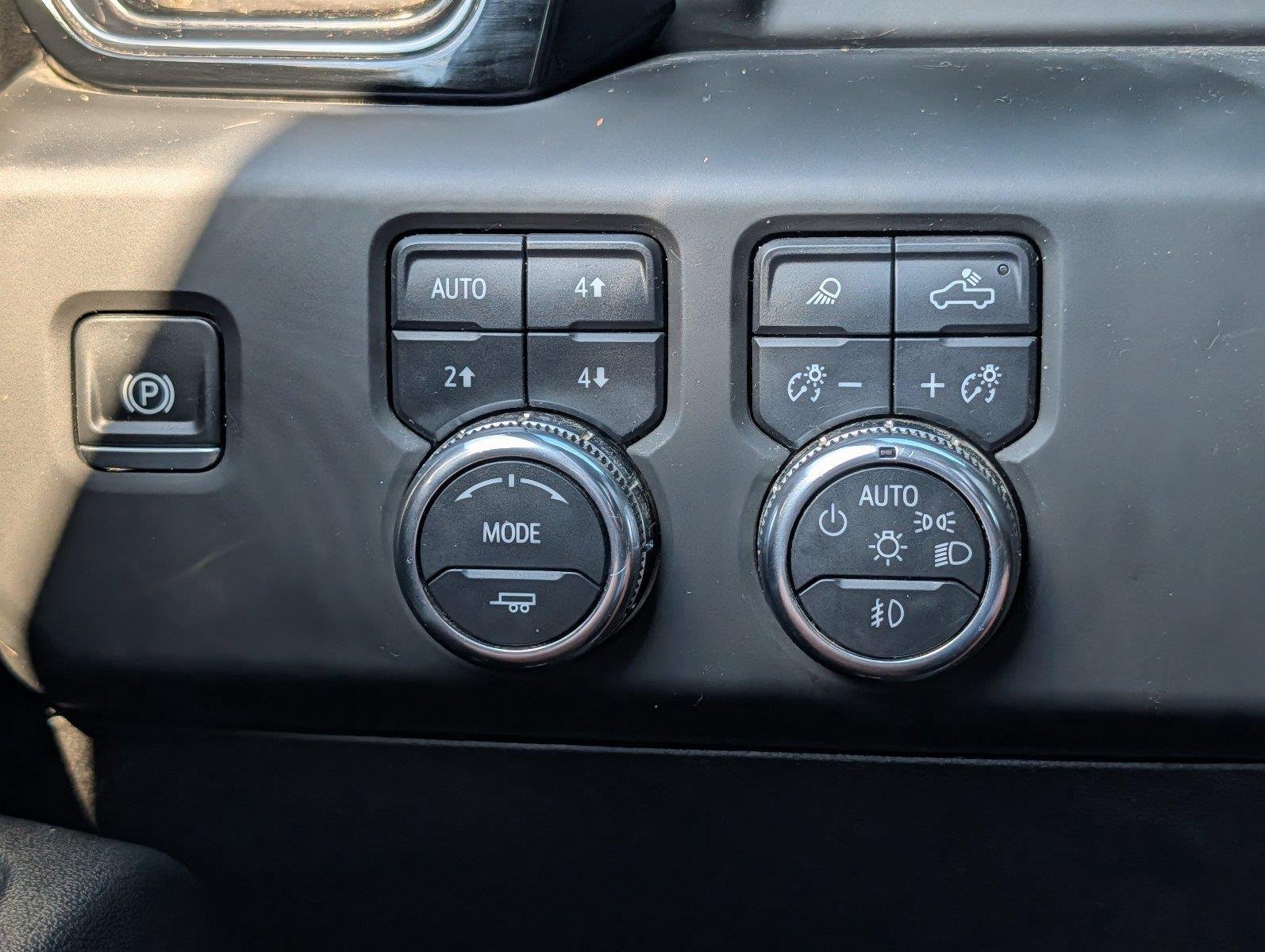 Used 2025 Summit White GMC AT4 image 31