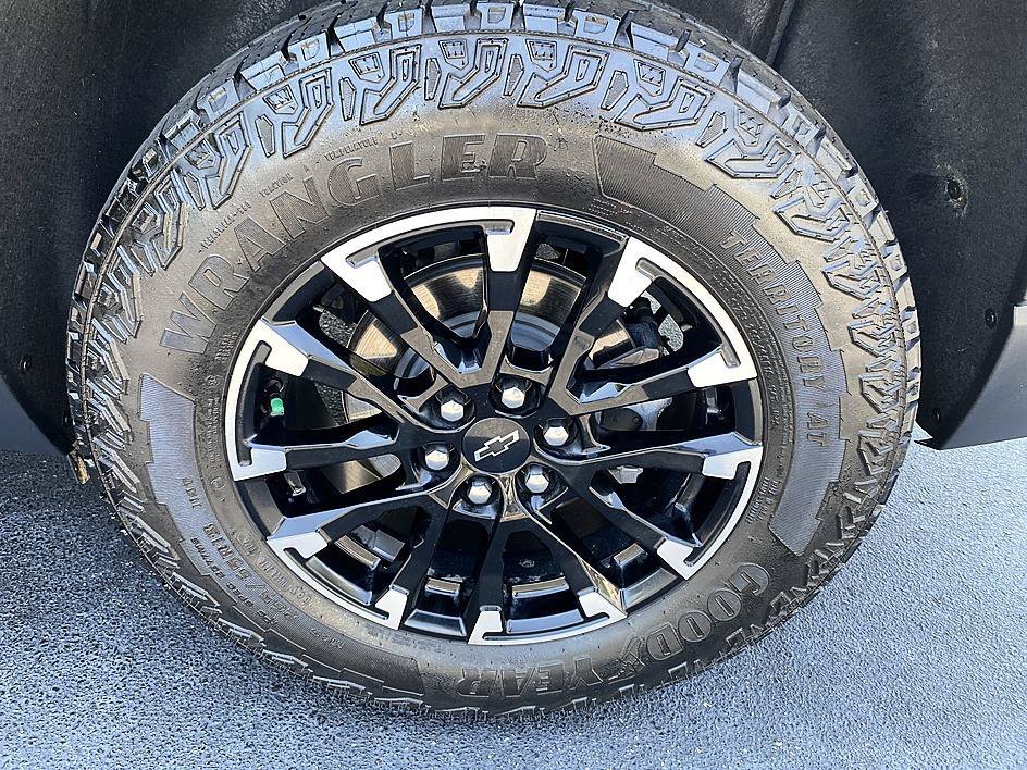 Used 2024 Sterling Gray Metallic Chevrolet AWD Z71 image 27