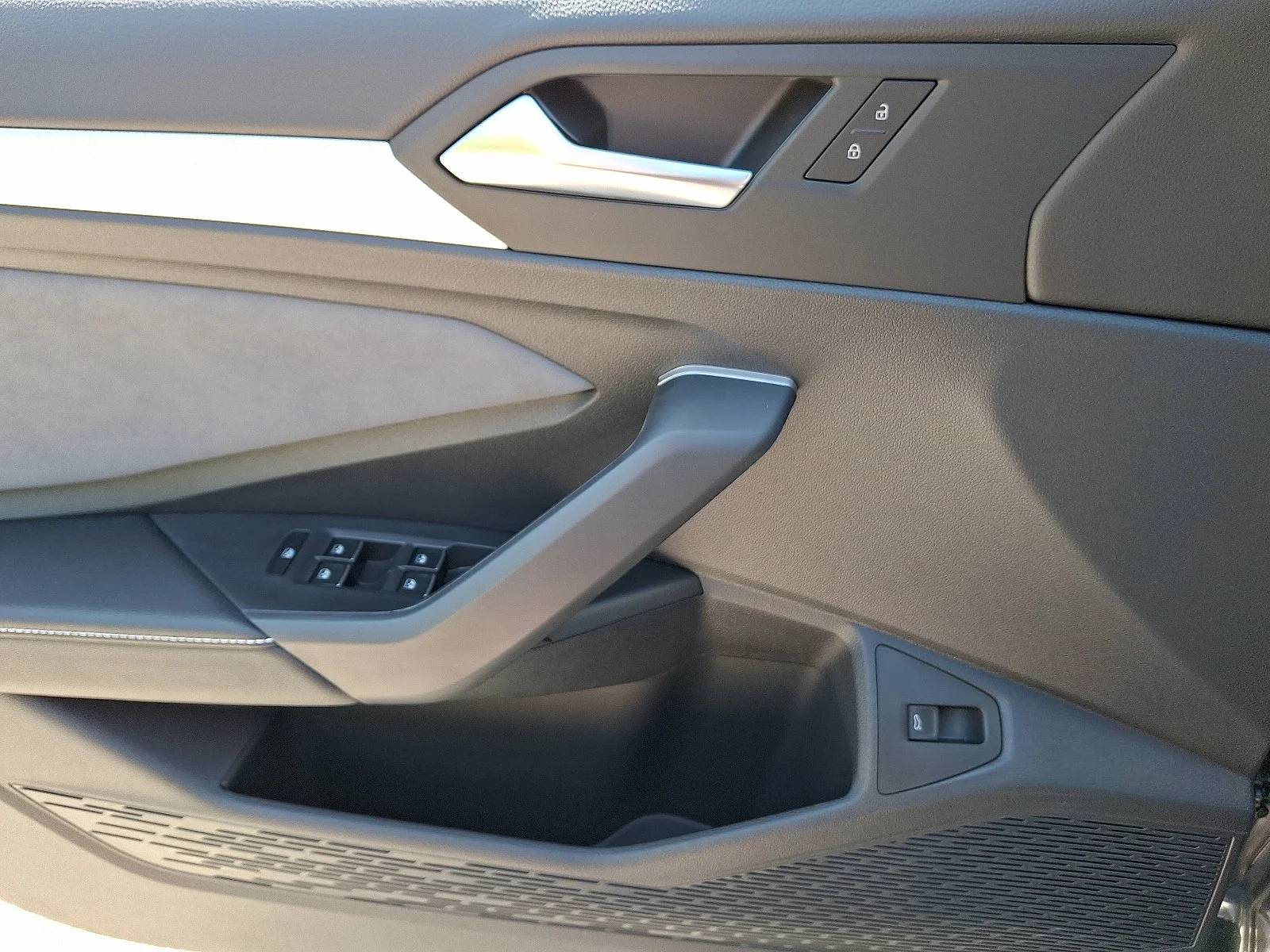 New 2026 Platinum Gray Metallic Volkswagen SE image 9