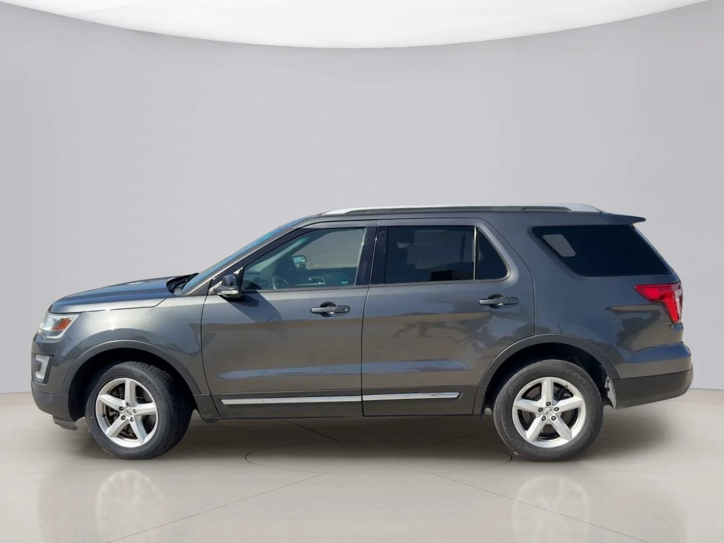 Used 2016 Gray Ford XLT image 2