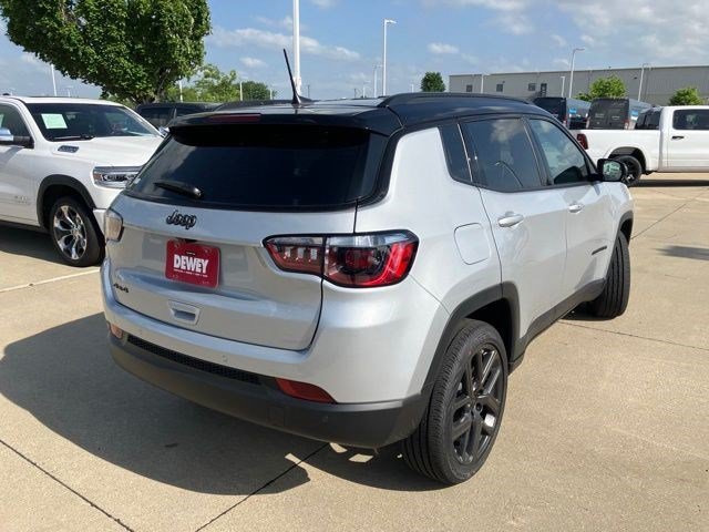 New 2026 Silver Zynith Metallic Clear-Coat Exterior Paint Jeep Limited Altitude image 5