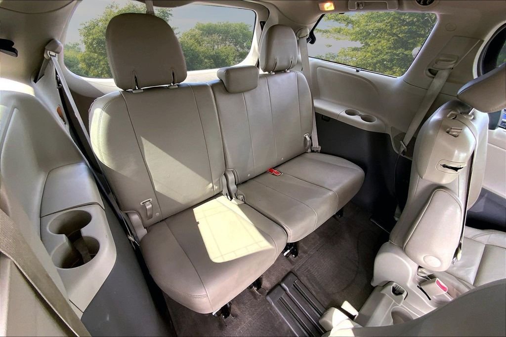 Used 2015 White Toyota XLE Premium image 25