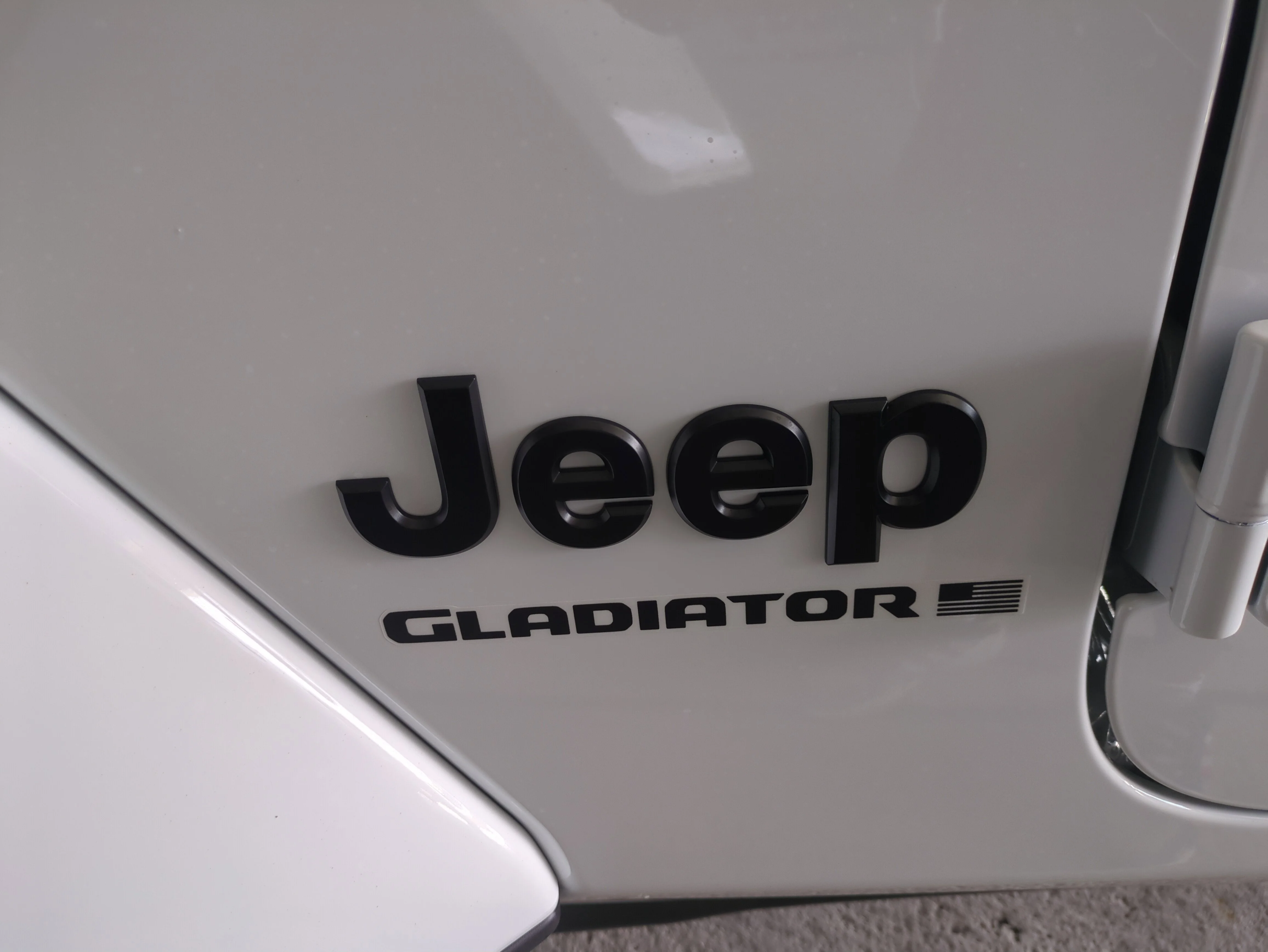 New 2026 Bright White Clear-Coat Exterior Paint Jeep Sahara image 30