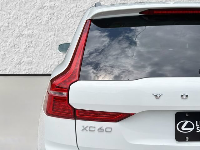 Used 2022 Ice White Volvo Momentum image 10