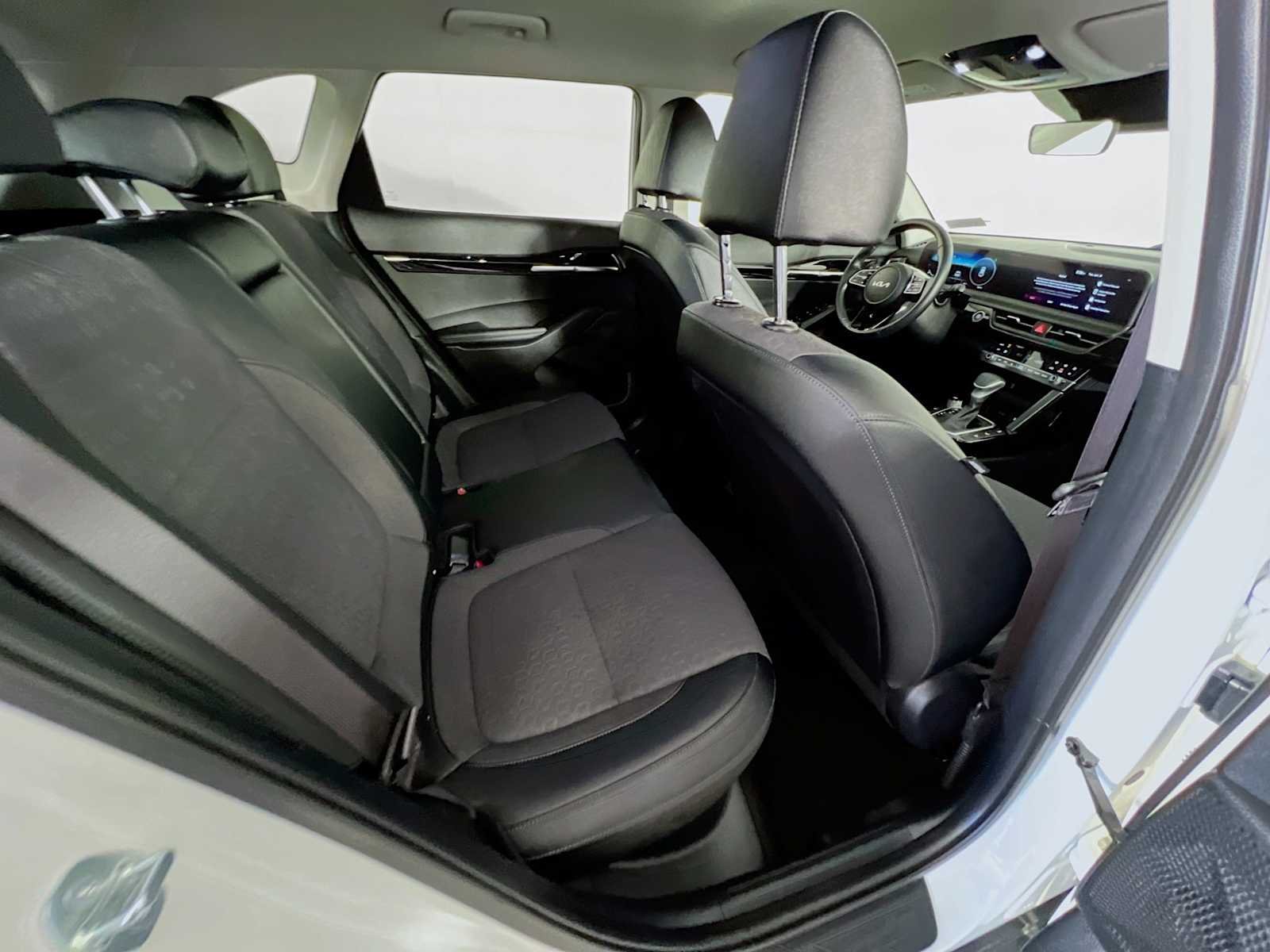 Used 2024 Clear White/Black Roof Kia X-Line image 27