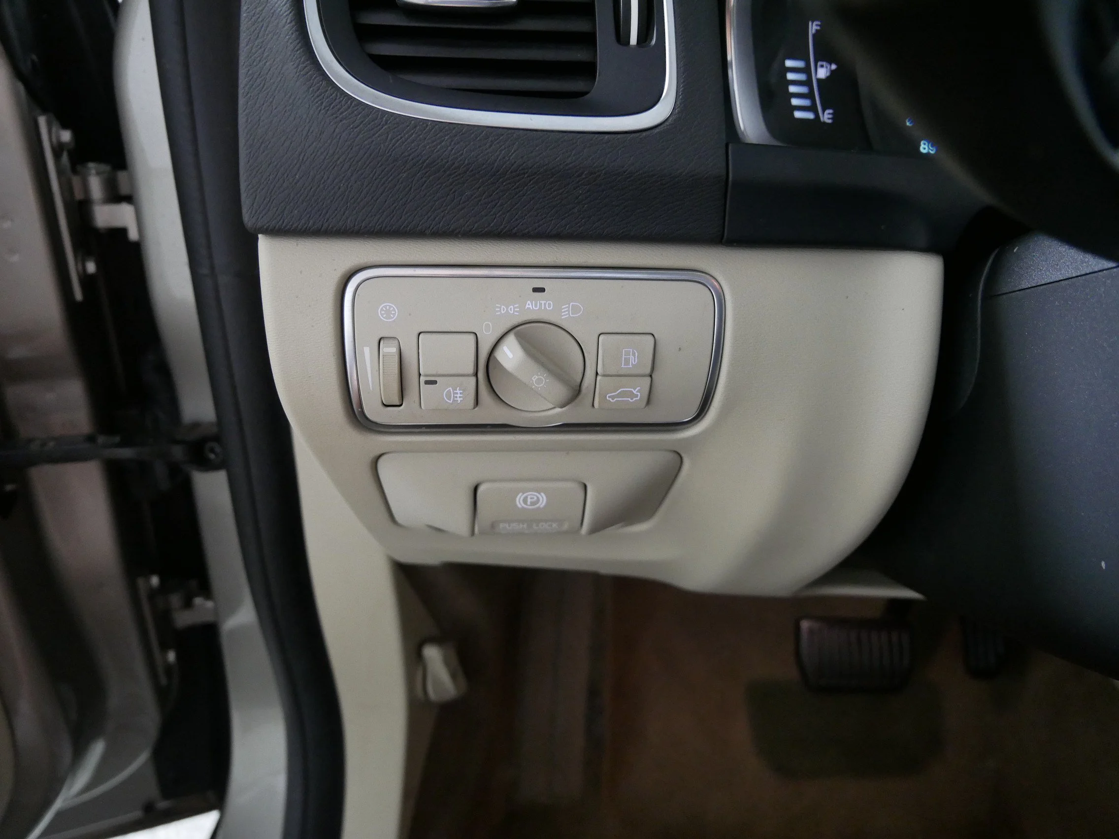 Used 2014 Seashell Metallic Volvo T5 image 26