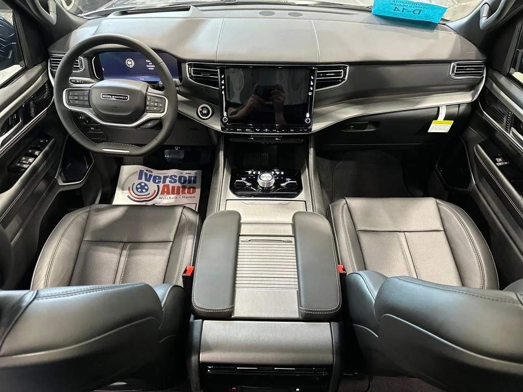 New 2026 Baltic-Gray Metallic Clear-Coat Exterior Paint Jeep Limited Reserve image 24