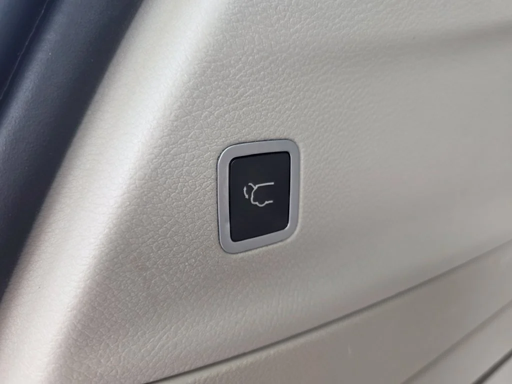 Used 2017 Blue Chrysler Limited image 34