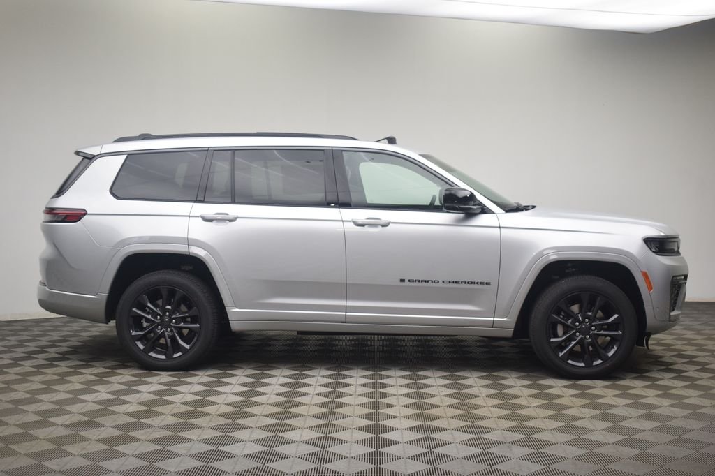 New 2026 Silver Zynith Exterior Paint Jeep Limited Reserve image 3