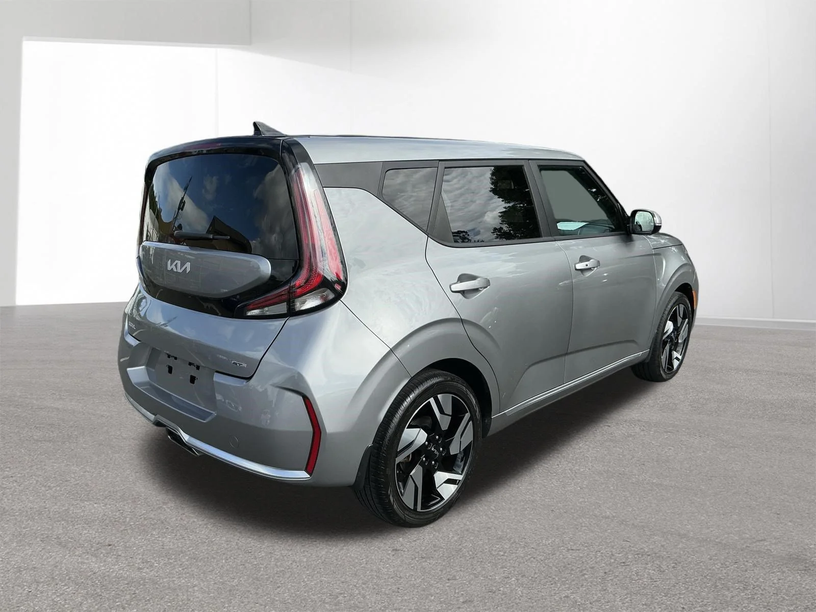 Used 2025 Steel Gray Kia GT-Line image 3