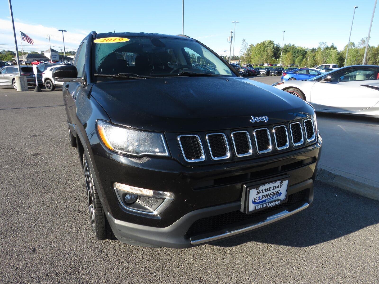 Used 2019 Diamond Black Crystal Pearlcoat Jeep Limited image 4