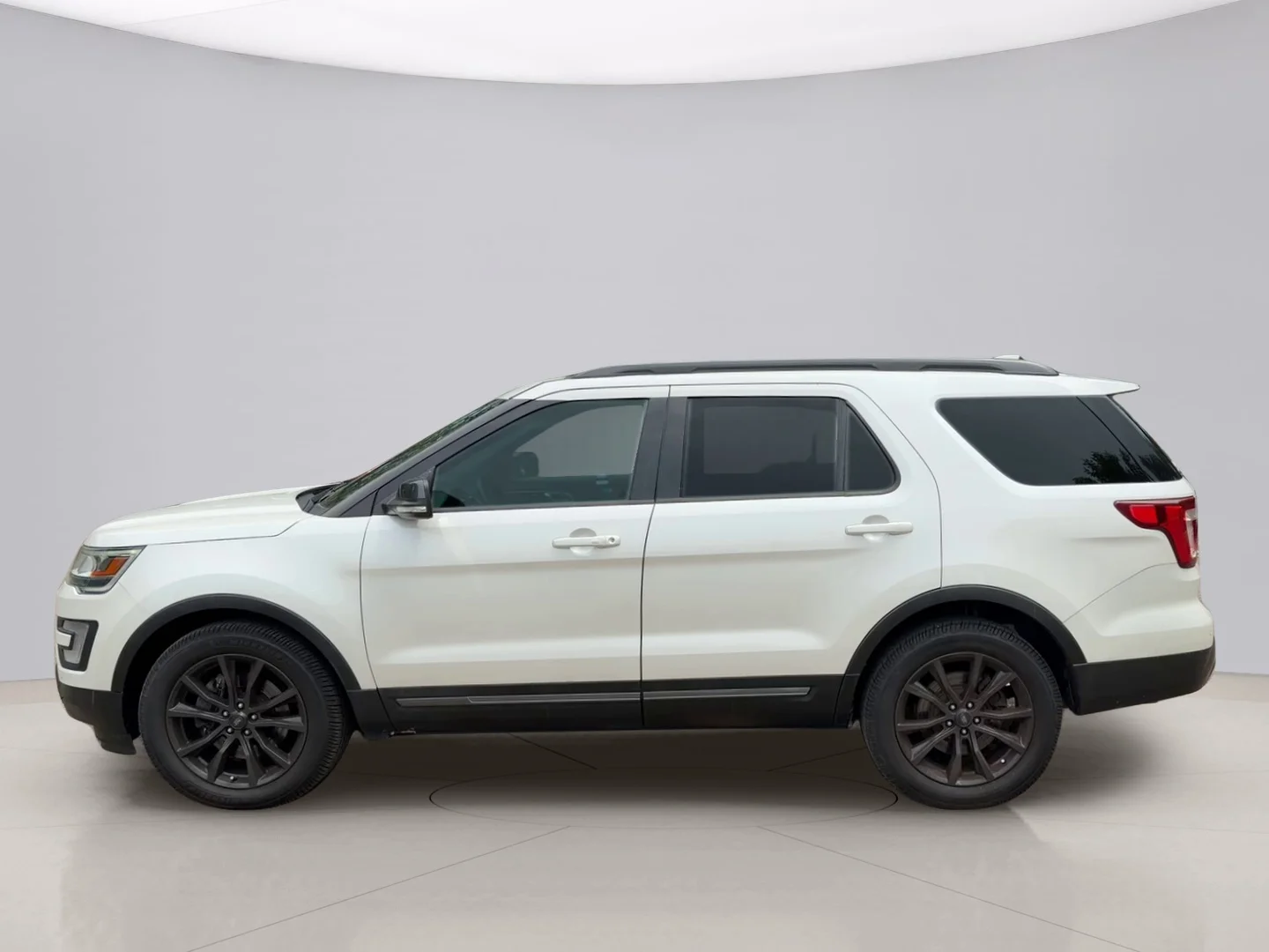 Used 2017 White Ford SLT image 2