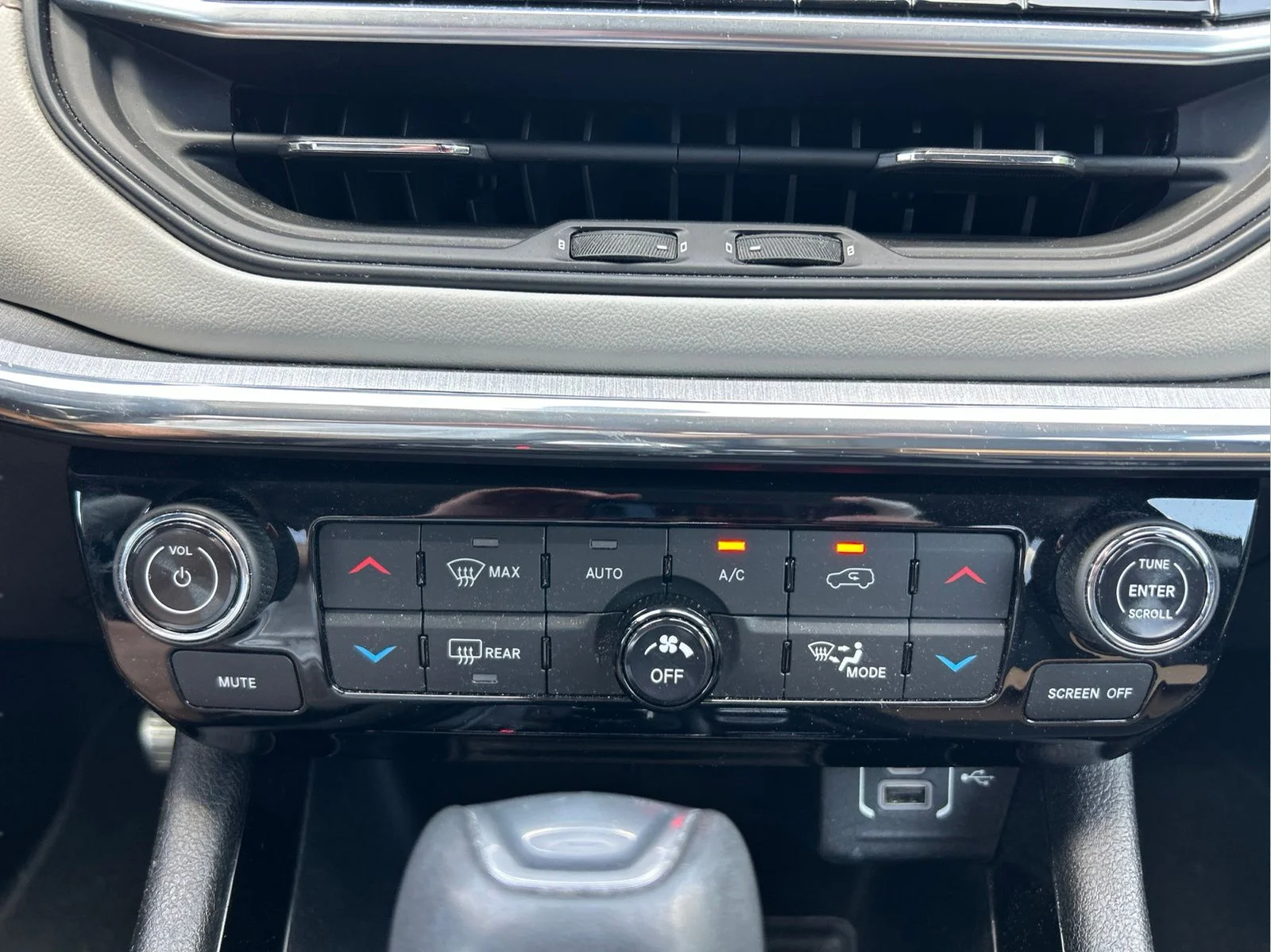 Used 2022 Crystal Metallic Jeep Limited image 31