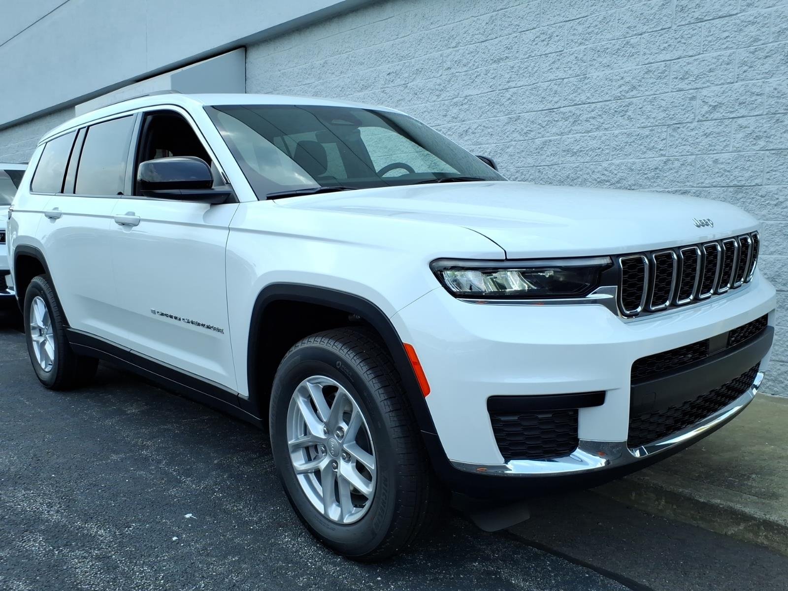 New 2026 Bright White Clear-Coat Exterior Paint Jeep Laredo X image 2