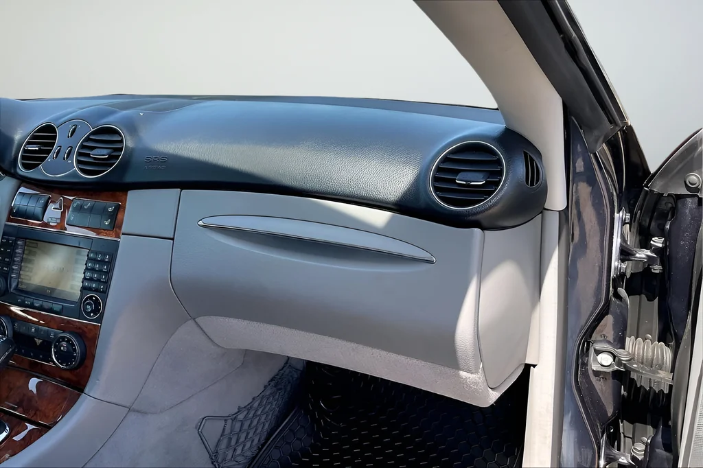 Used 2009 Blue Mercedes-Benz CLK 550 image 17
