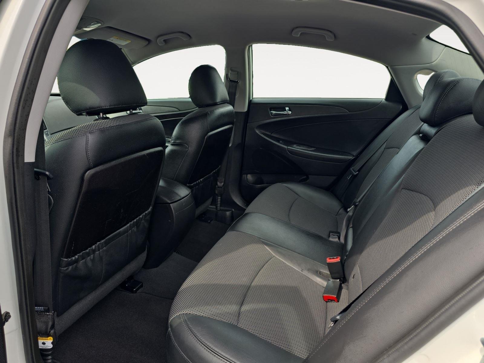 Used 2013 Shimmering White Hyundai SE image 16