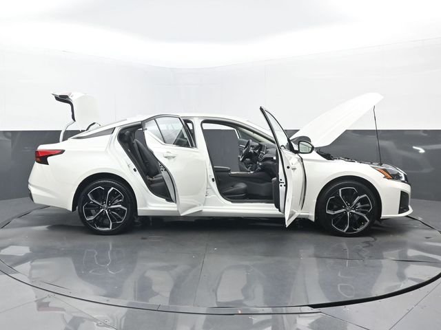 Used 2025 Pearl White Tricoat Nissan 2.5 SR image 31
