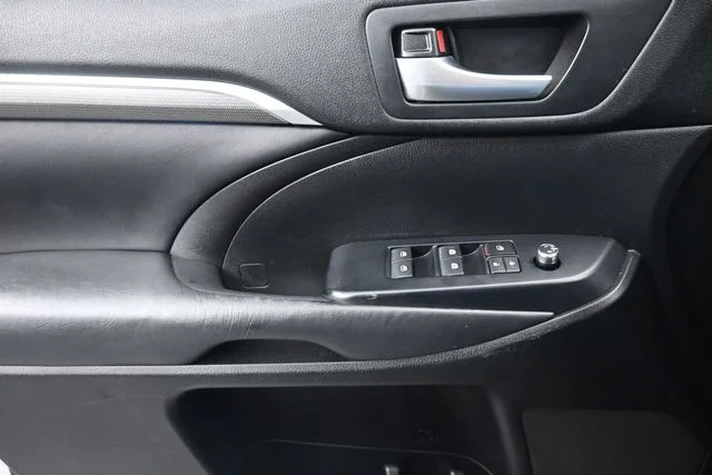 Used 2019 Midnight Black Metallic Toyota SE image 27