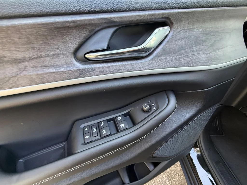 New 2027 Black Jeep Laredo Altitude image 11