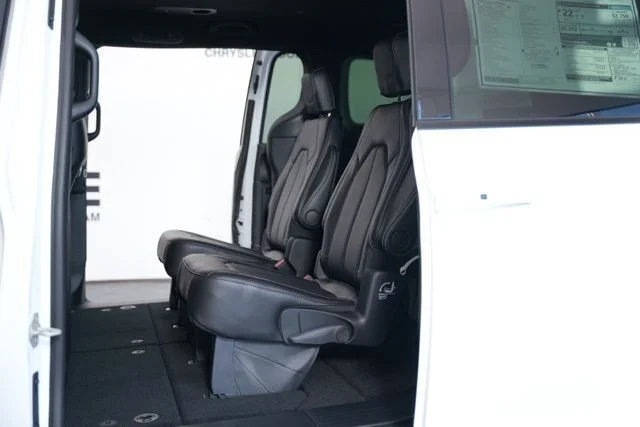 New 2026 Bright White Clear-Coat Exterior Paint Chrysler Select image 29