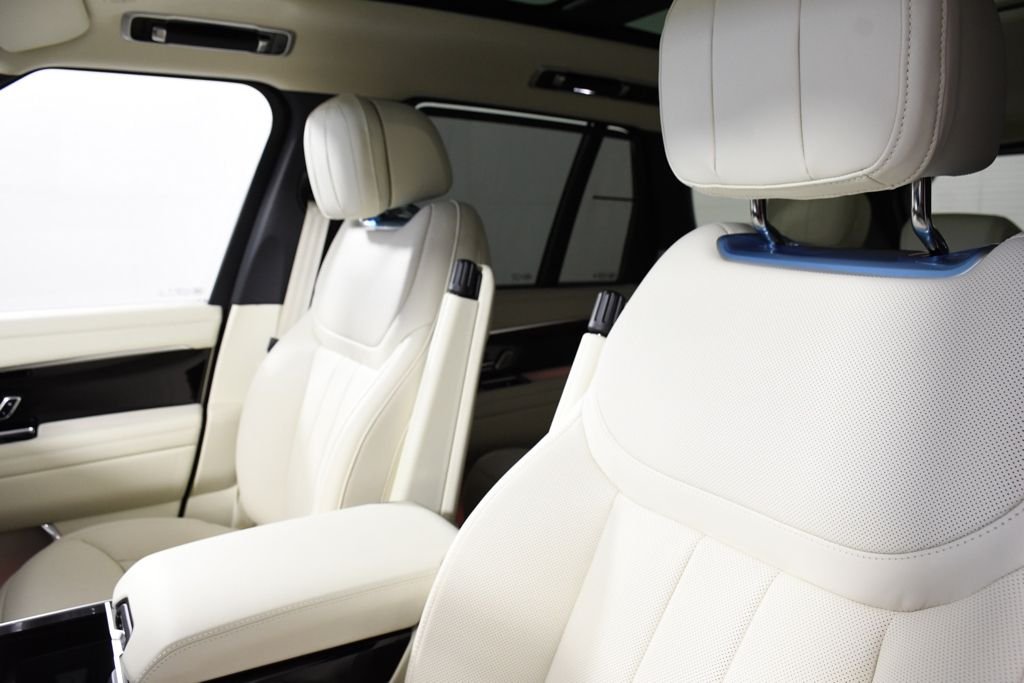 New 2026 Ostuni Perl Wh Land Rover SE image 16