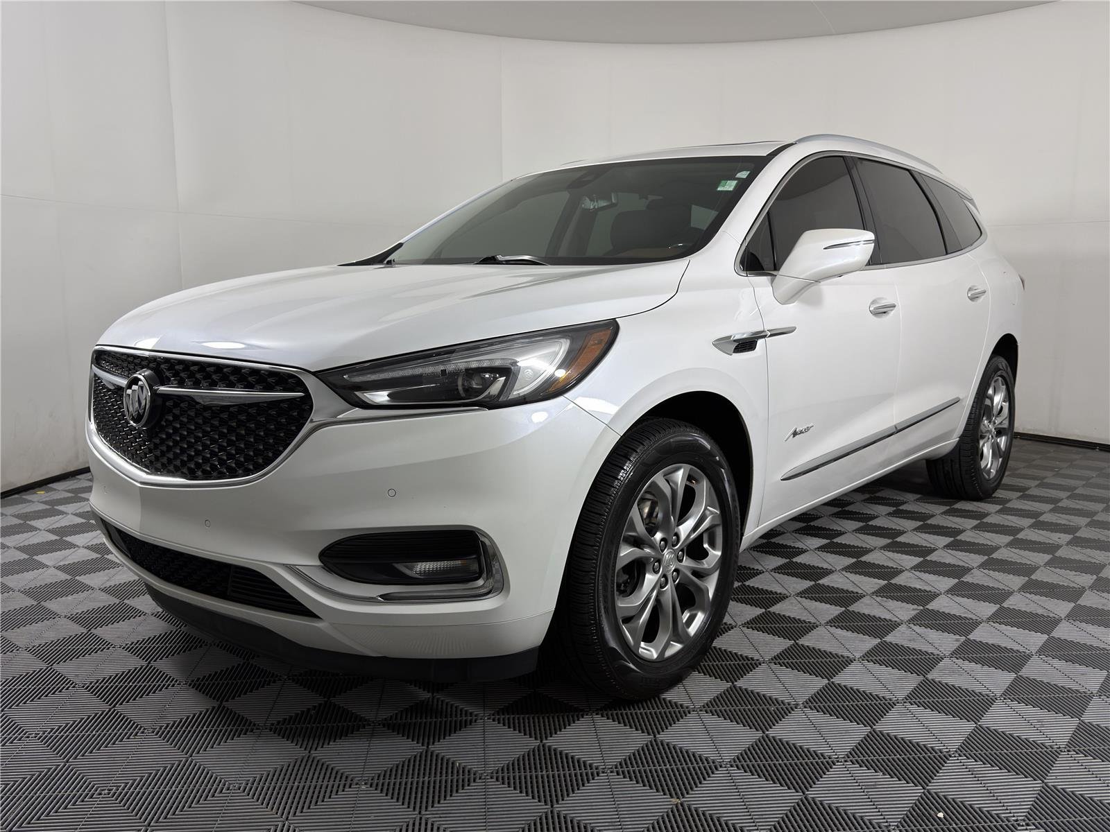 Used 2021 WHITE FROST TRICOAT Buick Avenir image 3